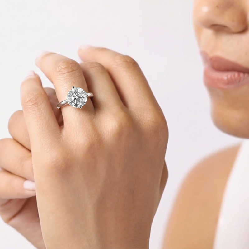 Verlobungsring mit rundem Diamanten