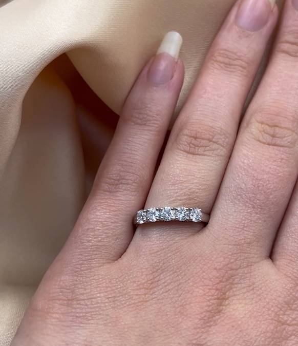 0.77ct SI/F-G Natural Round Cut Diamond 5 Stone Ring in Platinum
