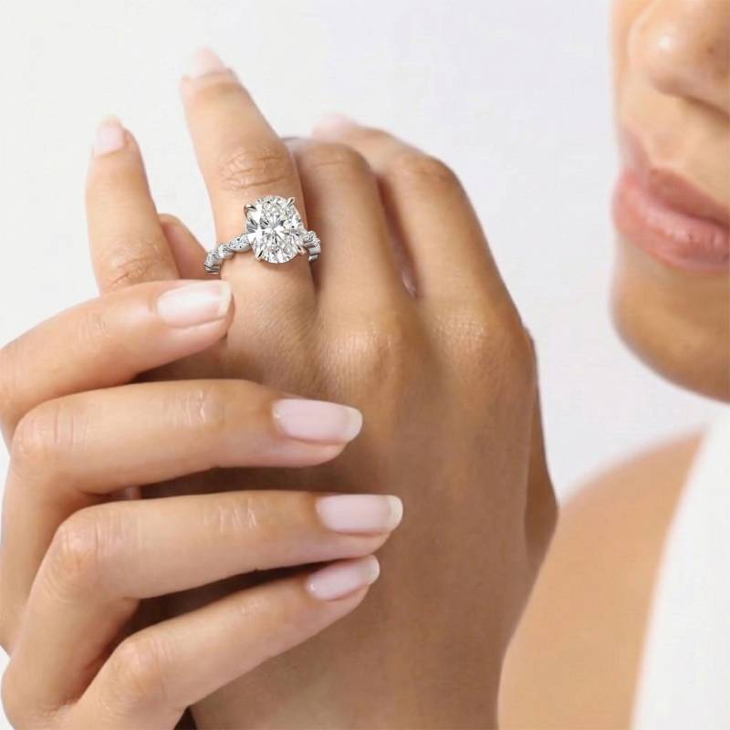 Ring mit ovalem Diamanten an der Schulter