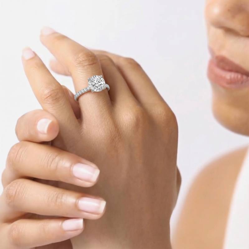 Verlobungsring mit rundem Diamanten im Schulterbereich