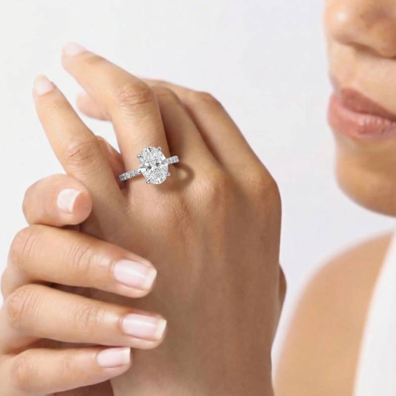 Verlobungsring mit ovalem Schulterbesatz und Diamanten