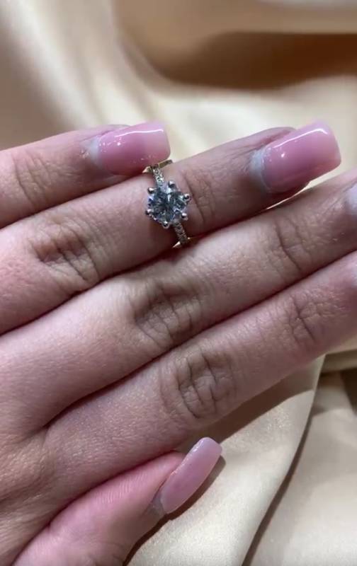 1.55ct SI1/E Lab Grown Round Cut Diamond Shoulder Set Ring in Platinum