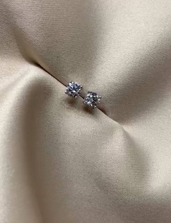 0.68ct SI/F-G Natural Round Cut Diamond Stud Earrings in 18k White Gold
