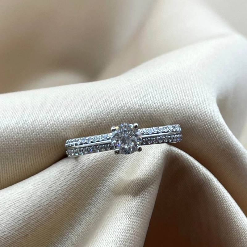 0.70ct SI2/G Natural Round Cut Diamond Shoulder Set Ring in Platinum