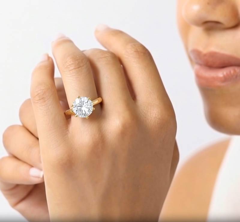 Verlobungsring mit rundem Diamanten
