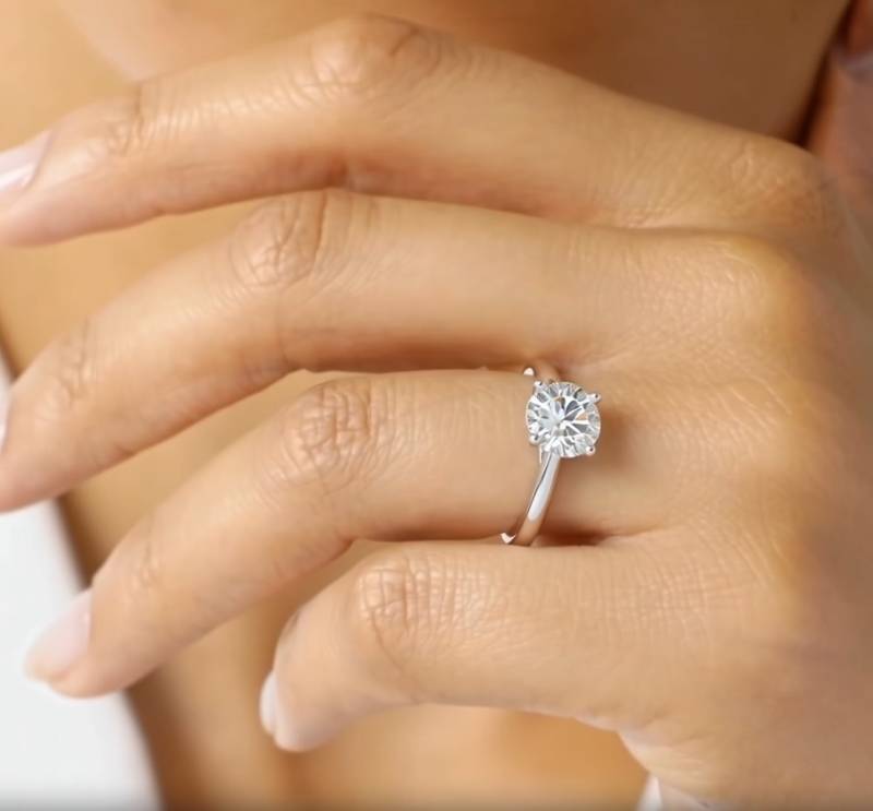 Klassischer Verlobungsring mit rundem Diamanten