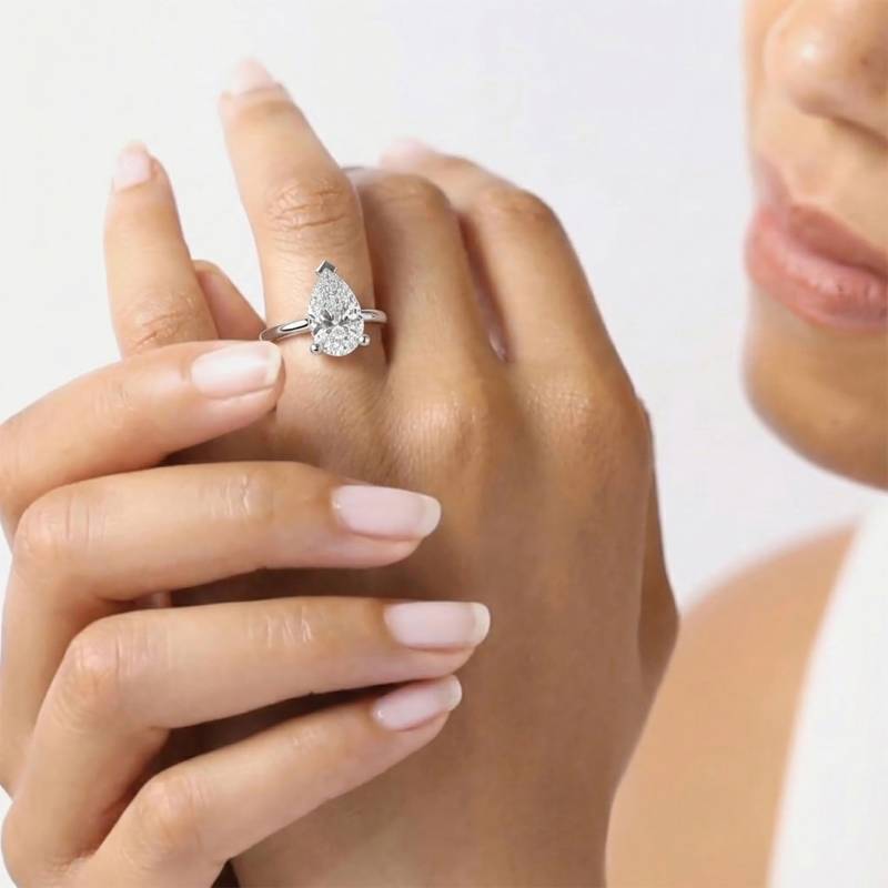 Stilvoller Verlobungsring mit birnenförmigem Diamanten