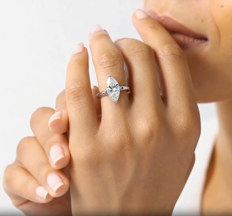 Klassischer Verlobungsring mit Marquise-Diamanten