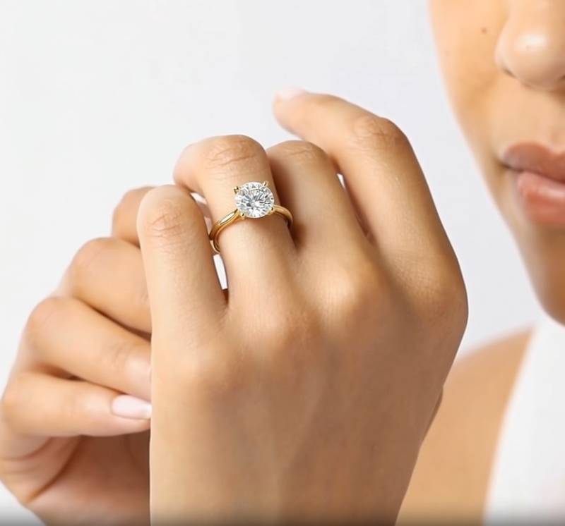 Verlobungsring mit rundem Diamanten