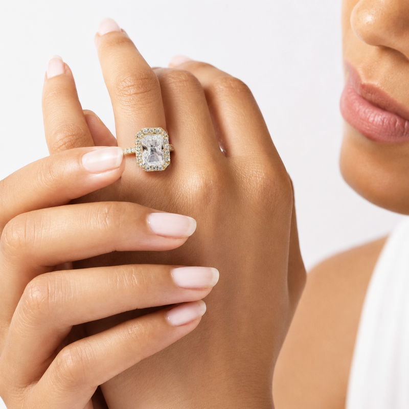 Ring mit strahlendem Diamanten und einzelnem Halo-Schulterteil