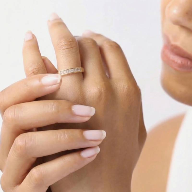 Halb-Ewigkeitsring mit fünf Steinen im Prinzessinnenstil und Diamanten