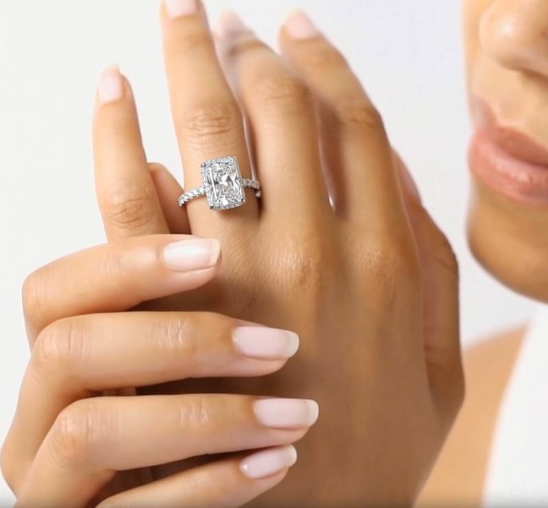 Ring mit strahlendem Diamanten und verstecktem Halo-Schulterteil