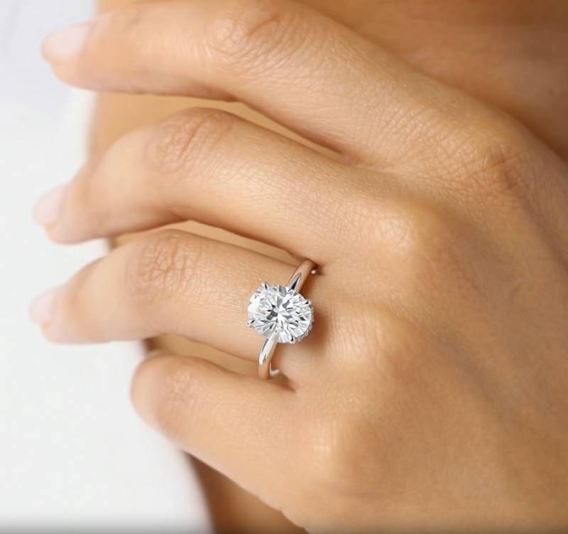 Ovaler Diamantring mit verstecktem Halo und niedriger Fassung