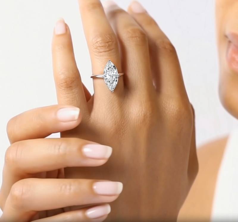 Marquise-Diamantring mit hohem Fassungsvermögen und verstecktem Halo