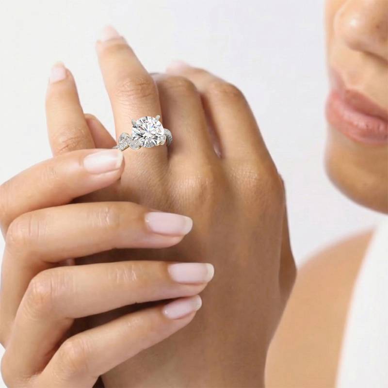 Eleganter Ring mit rundem Diamanten und geteilter Schulterpartie