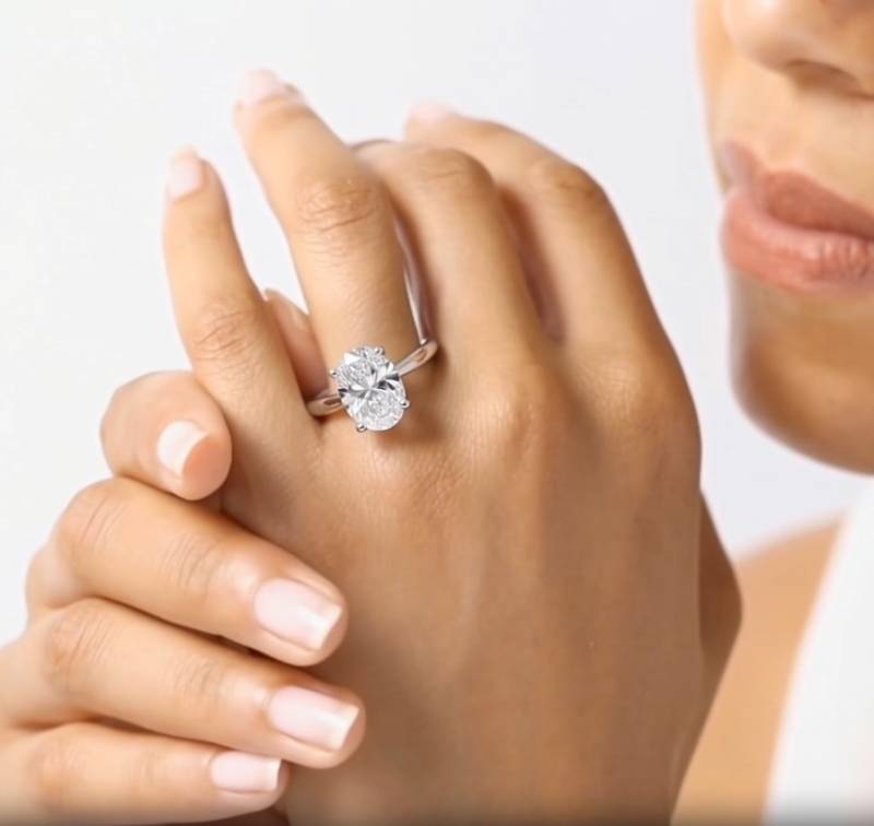 Verlobungsring mit ovalem Diamanten