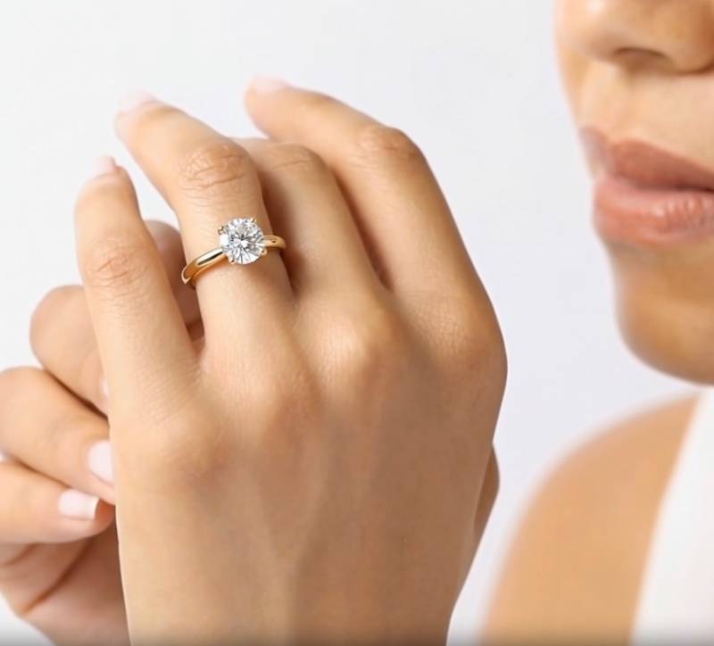 Verlobungsring mit rundem Diamanten