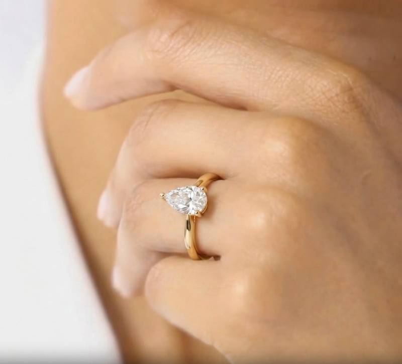 Klassischer Verlobungsring mit birnenförmigem Diamanten