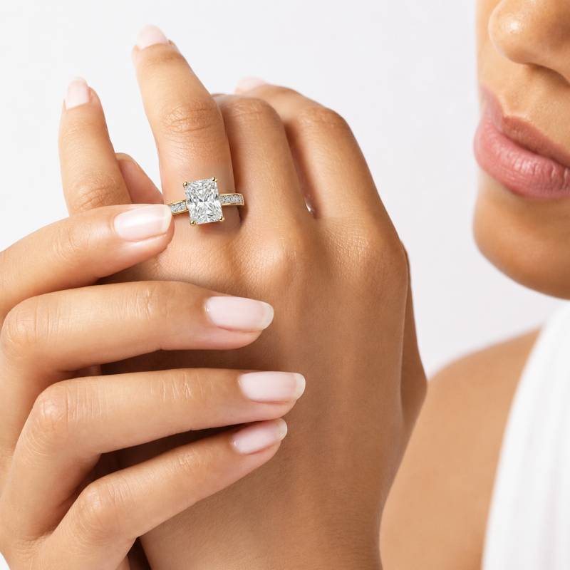 Ring mit strahlendem Diamant-Schulterset