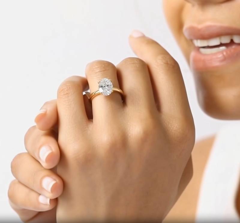 Klassischer Verlobungsring mit ovalem Diamanten