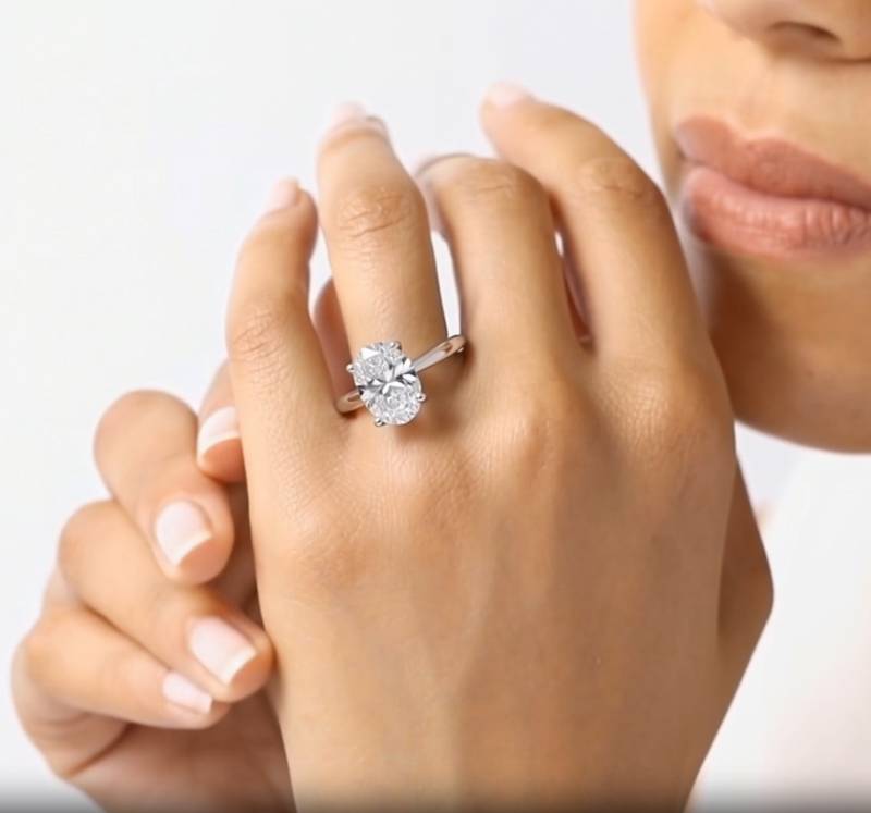 Verlobungsring mit herzförmigem, ovalem Diamanten