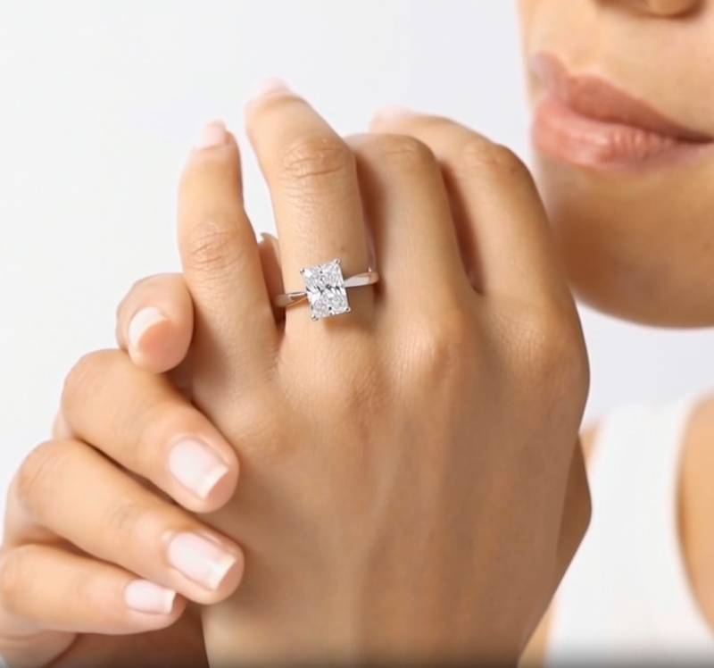 Verlobungsring mit herzförmigem, strahlendem Diamanten