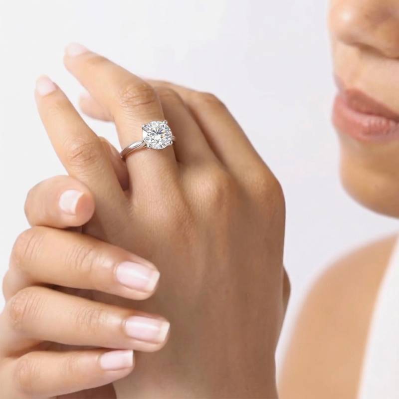 Verlobungsring mit herzförmigem, rundem Diamanten