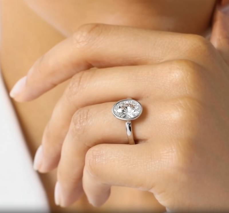 Ovaler Diamant-Solitärring mit Lünettenfassung