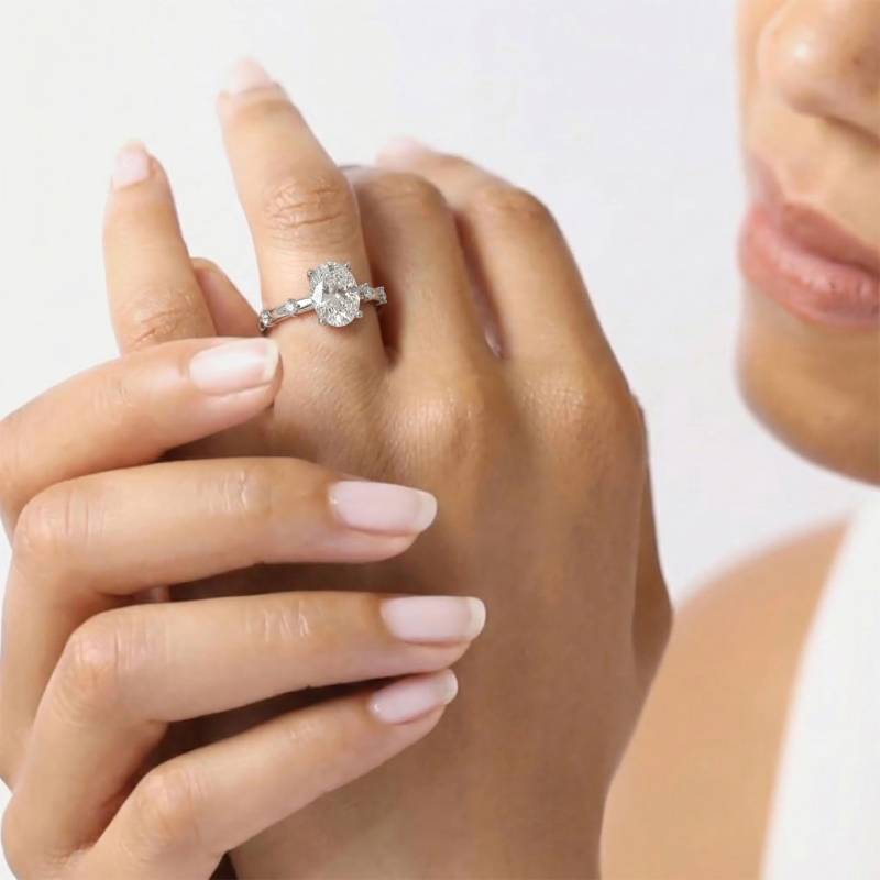 Designerring mit ovalem und rundem Diamanten