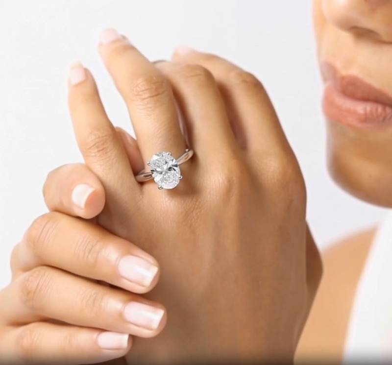 Verlobungsring mit ovalem Diamanten