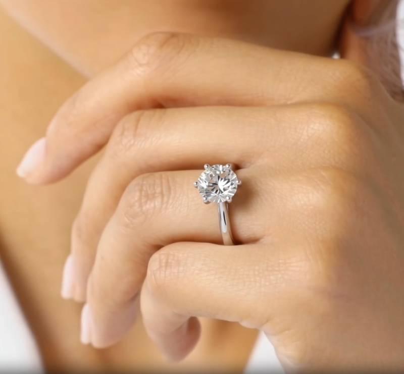Verlobungsring mit rundem Diamanten