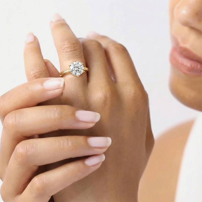 Verlobungsring mit rundem Diamanten