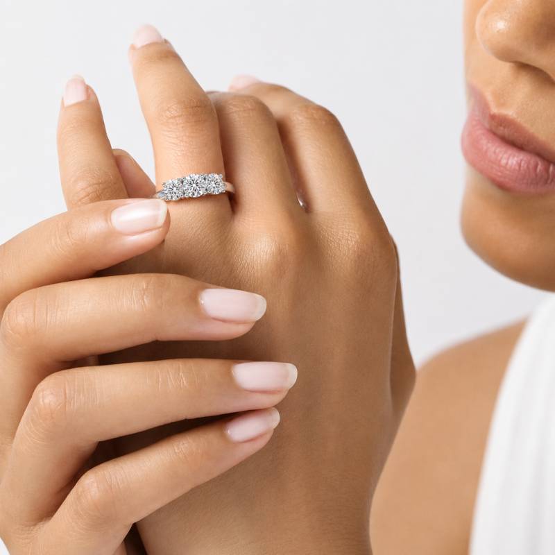 Traditioneller Trilogie-Ring mit rundem Diamanten