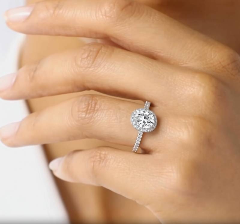 Ovaler Diamantring mit Halo-Schulterfassung