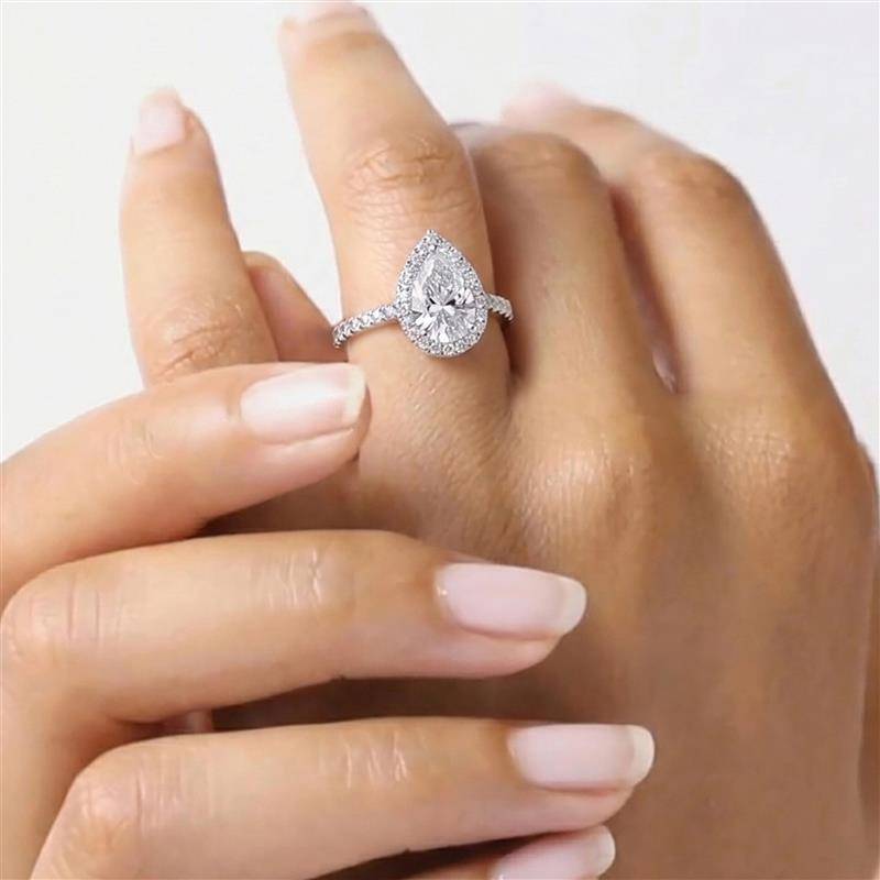 Birnenförmiger Diamantring mit Halo-Schulterfassung