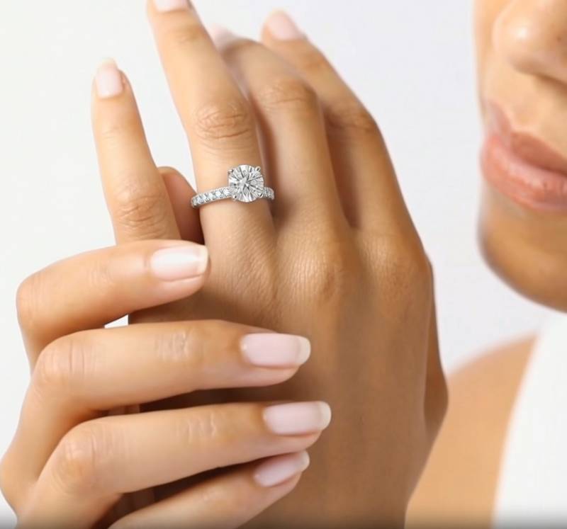 Verlobungsring mit Diamanten im Schulterbereich
