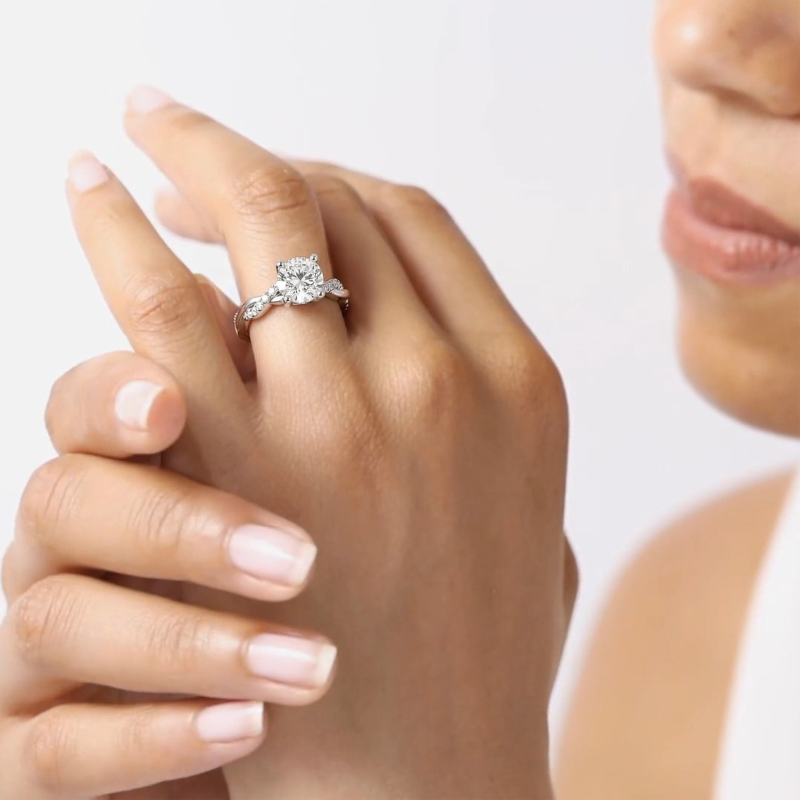 Verlobungsring mit Infinity Twist und rundem Diamanten