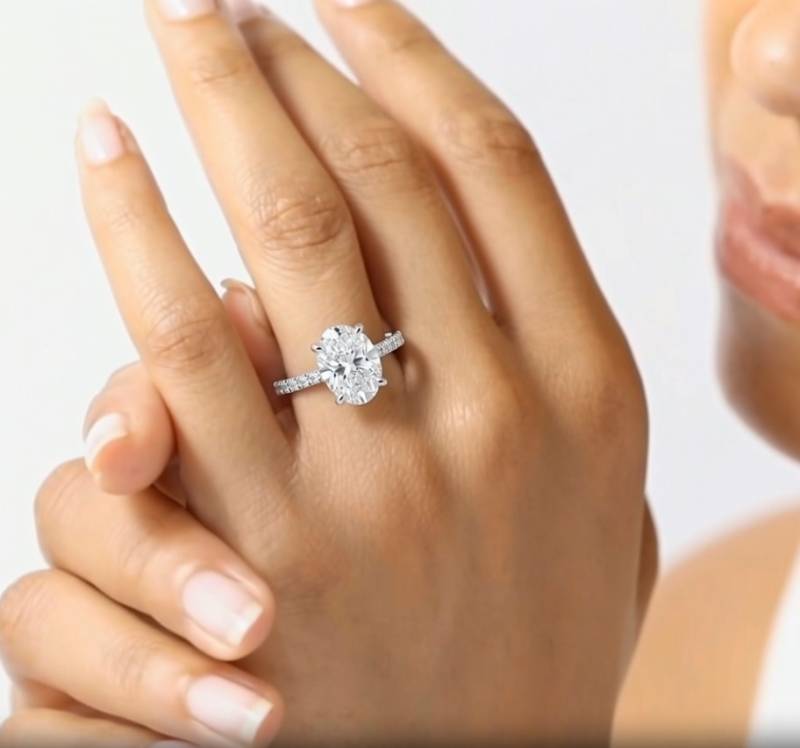 Ring mit ovalem Diamanten an der Schulter
