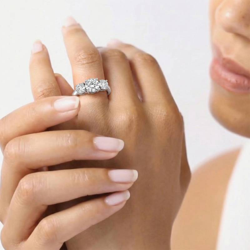 Klassischer Trilogie-Ring mit rundem Diamanten