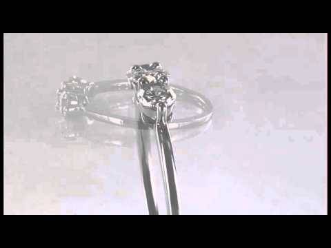 Traditioneller Trilogie-Ring mit rundem Diamanten