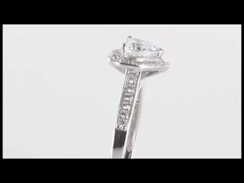 Herzförmiger Diamantring mit einzelnem Halo und Schulterfassung