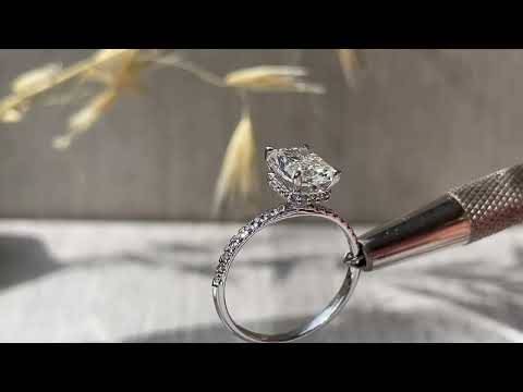 Ring mit strahlendem Diamanten, hochgefasstem, verstecktem Halo und Schulterfassung
