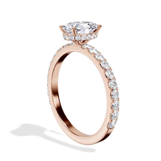 Ring mit ovalem Diamanten und verstecktem Halo-Schulterteil