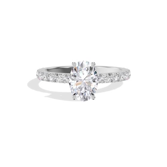 Ring mit ovalem Diamanten und verstecktem Halo-Schulterteil