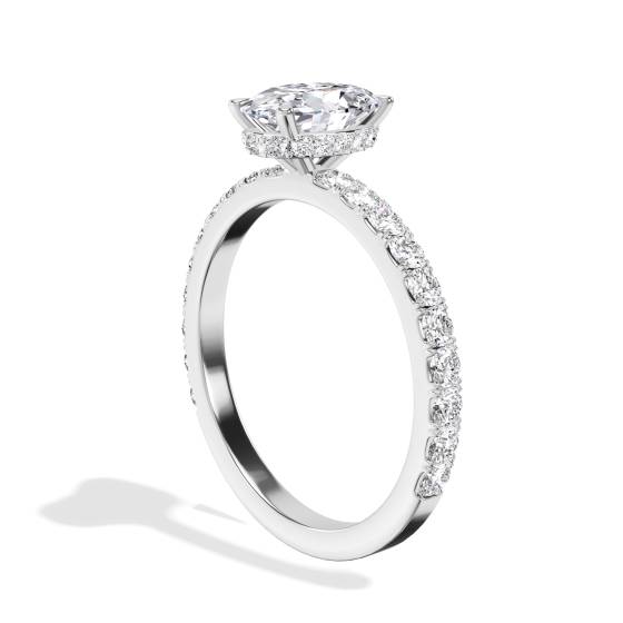 Ring mit ovalem Diamanten und verstecktem Halo-Schulterteil