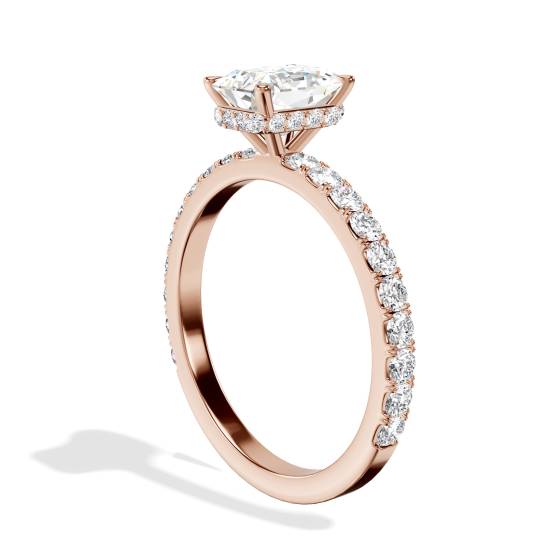 Ring mit strahlendem Diamanten und verstecktem Halo-Schulterteil