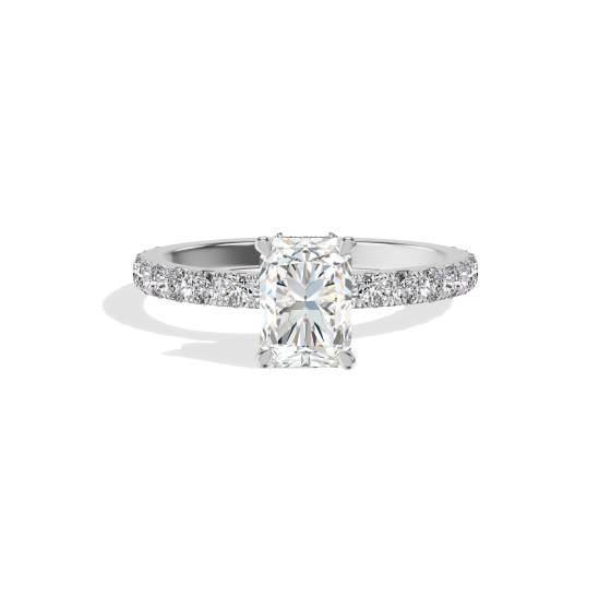Ring mit strahlendem Diamanten und verstecktem Halo-Schulterteil