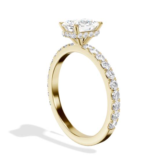 Ring mit strahlendem Diamanten und verstecktem Halo-Schulterteil