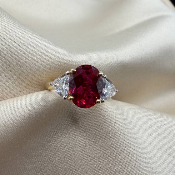 3.99ct VVS/E-F Oval Ruby GemstoneTrilogy Ring in 18k Yellow Gold