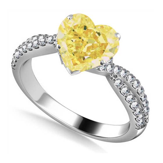 Ring mit gelbem herzförmigem Diamanten an der Schulter